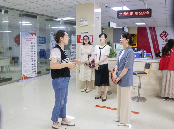 084229-117894.jpg 图片3听取生态新城社区工作介绍_爱奇艺.jpg