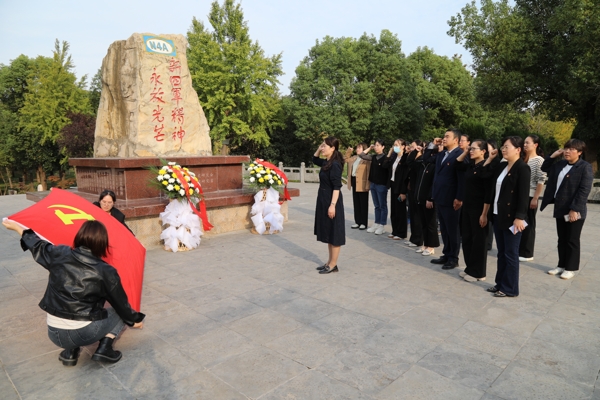 144426-419387.jpg 图4重温入党誓词_爱奇艺.jpg