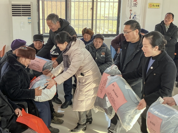201304-809341.jpg 2现场为老人发放慰问物资_爱奇艺.jpg