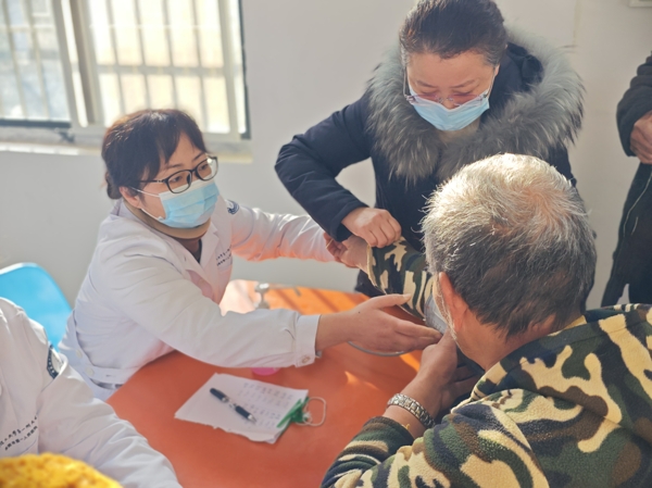 201437-699008.jpg 7现场为老人们进行免费体检_爱奇艺.jpg