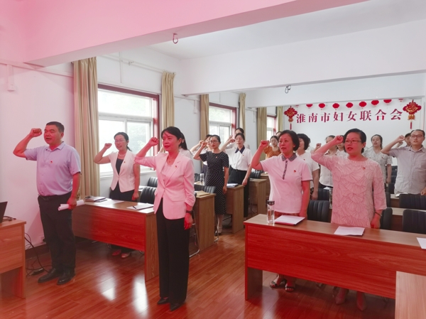 160044-112403.jpg 图2王毅带领党员重温入党誓词_爱奇艺.jpg